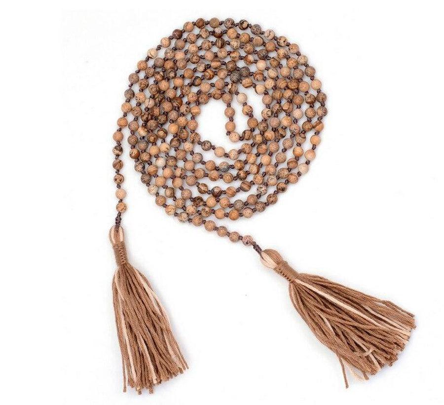Vue complète du collier en perles d'agate et pompons