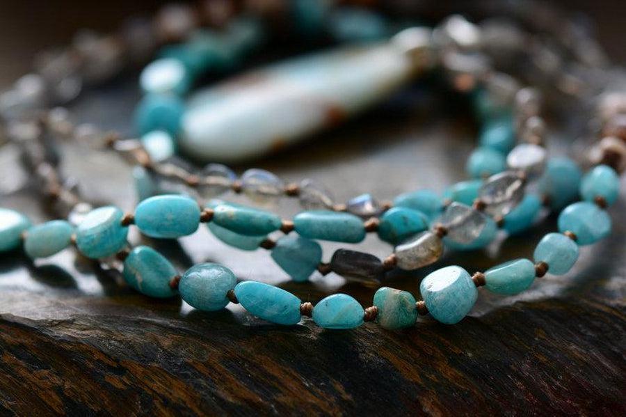 Vue rapprochée des perles de Labradorite et Onyx