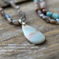 Collier étalé montrant les nuances de pierres