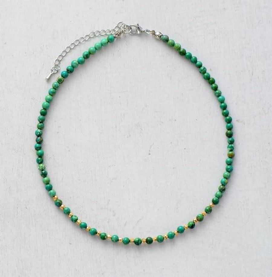 Perles de différentes couleurs sur collier ajustable