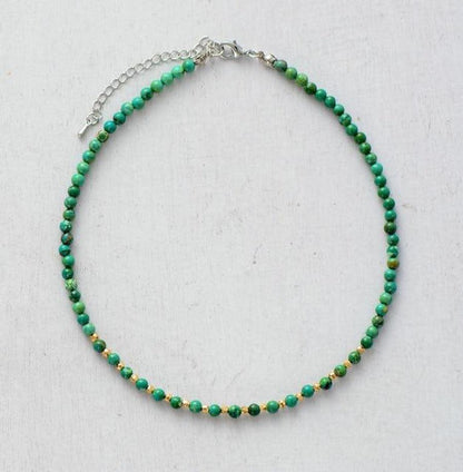 Perles de différentes couleurs sur collier ajustable