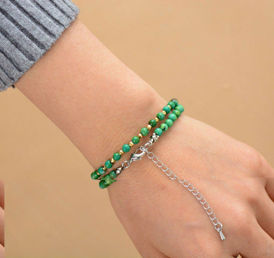 Gros plan sur les perles multicolores du collier élégant