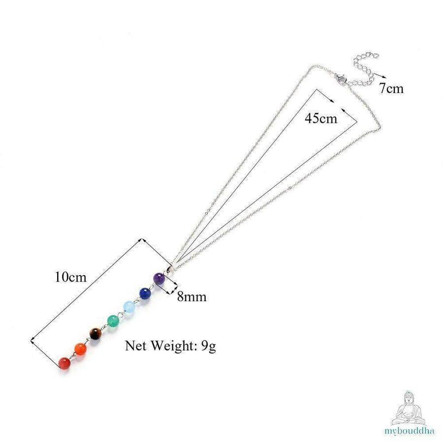 Gros plan sur les pierres colorées du collier chakras