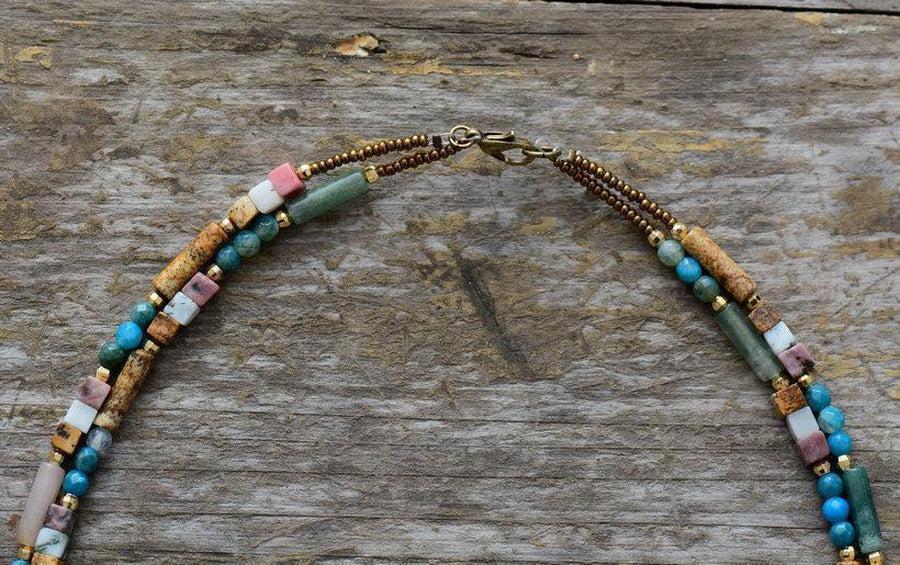 Gros plan sur les pierres naturelles du collier bohème