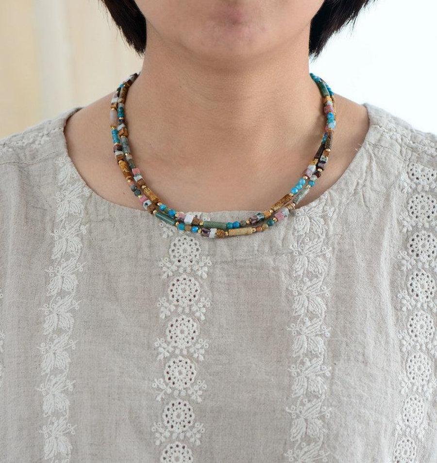 Vue latérale du collier montrant la diversité des pierres