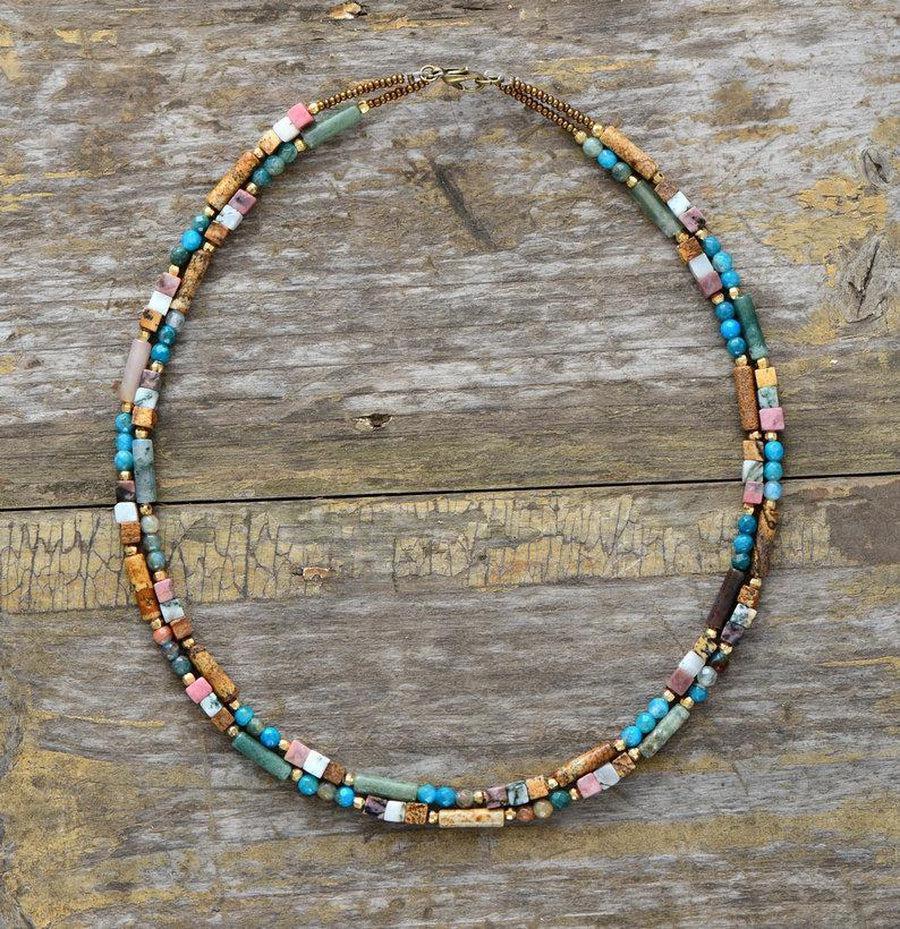 Collier double rang étalé sur une surface claire