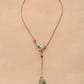 Collier en cuir avec pendentif pyrite en gros plan