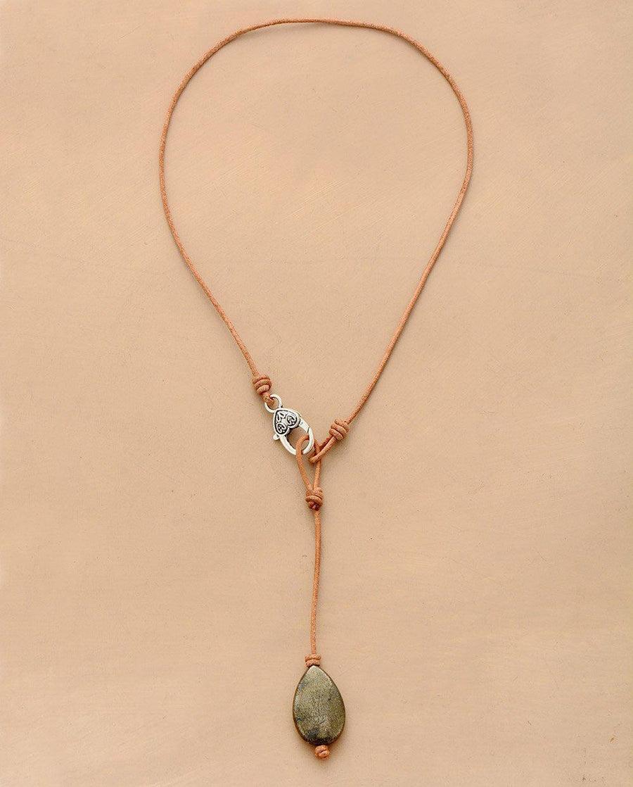 Collier en cuir avec pendentif pyrite en gros plan