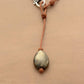 Vue latérale du collier en cuir et pyrite