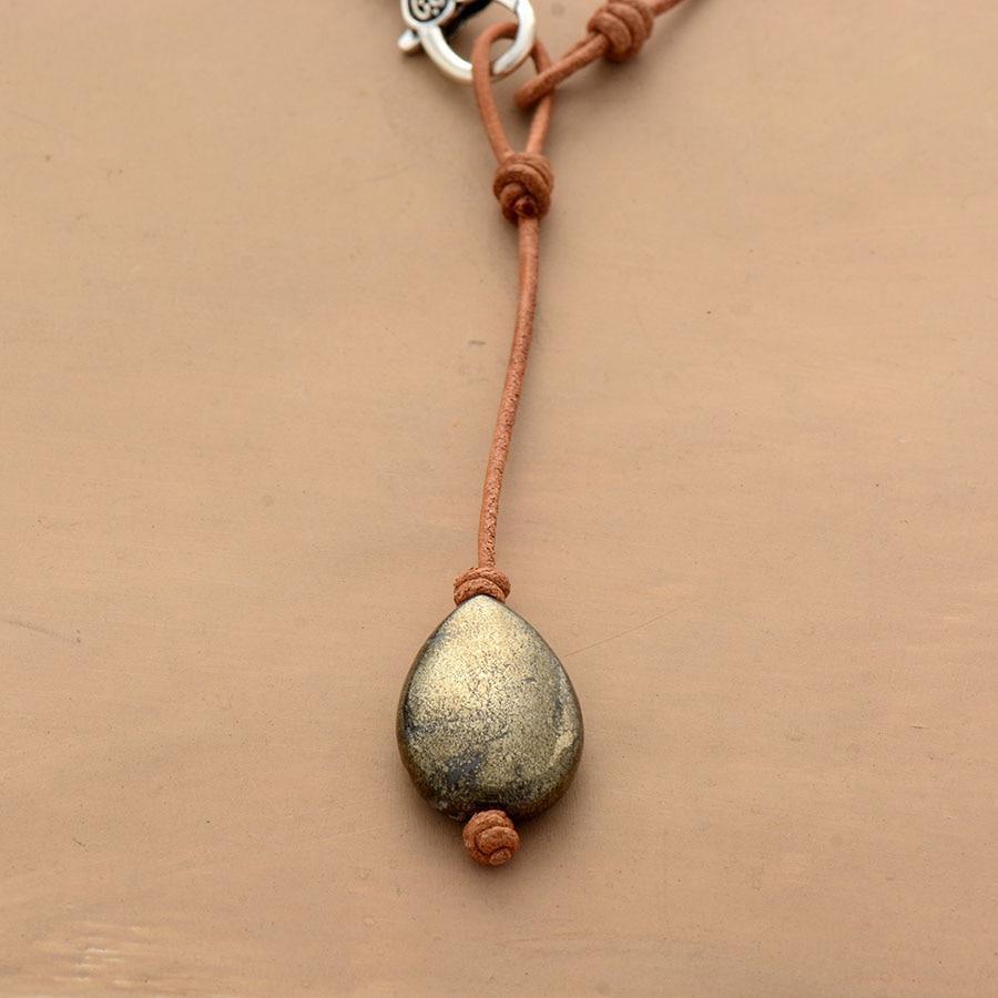 Vue latérale du collier en cuir et pyrite
