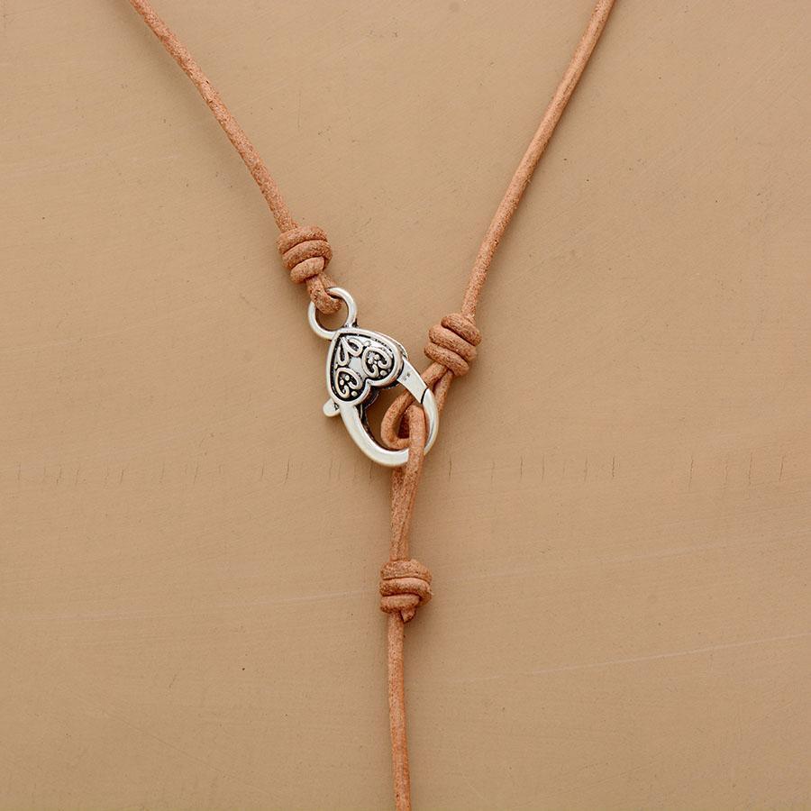 Détail du fermoir cœur sur le collier artisanal