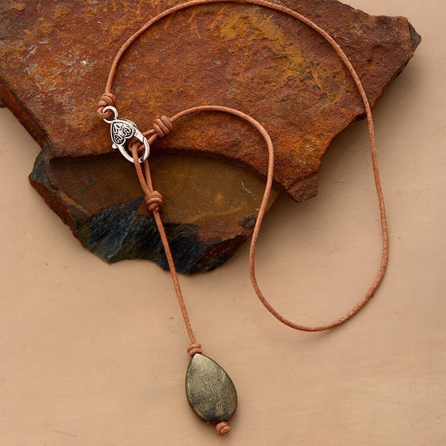 Collier ras du cou en cuir avec pierre pyrite