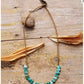 Collier en agate et perles de rocaille sur fond blanc