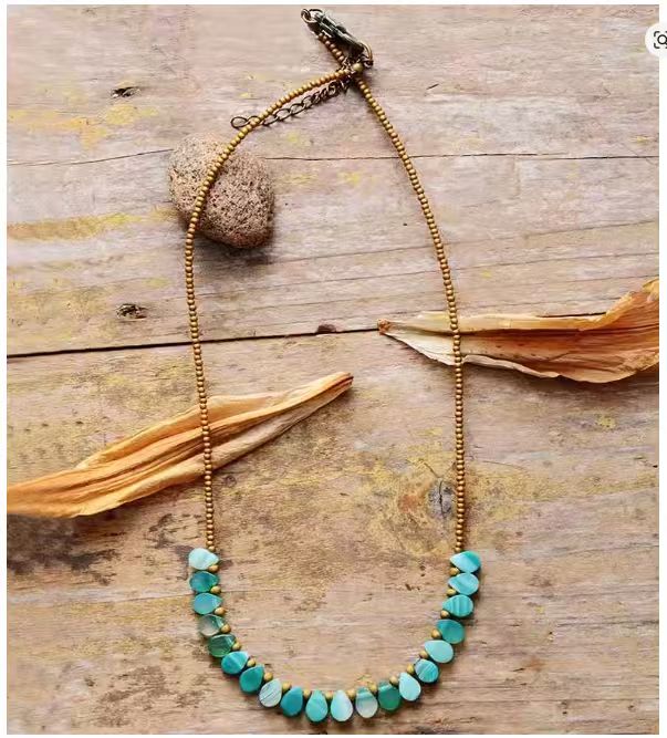 Collier en agate et perles de rocaille sur fond blanc