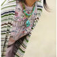 Gros plan sur fermoir mousqueton du collier en agate