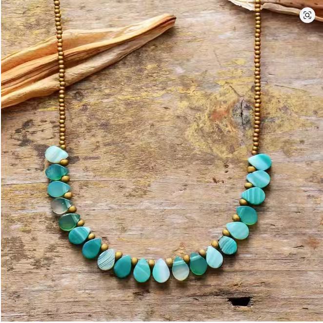 Détail des perles d'agate et rocaille entrelacées