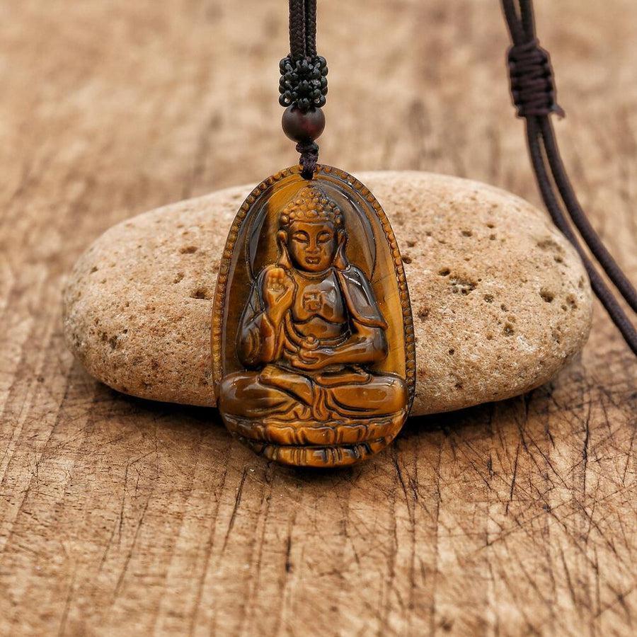 Collier Œil de Tigre posé sur une surface en bois
