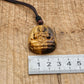 Détail du pendentif Bouddha sculpté en Œil de Tigre