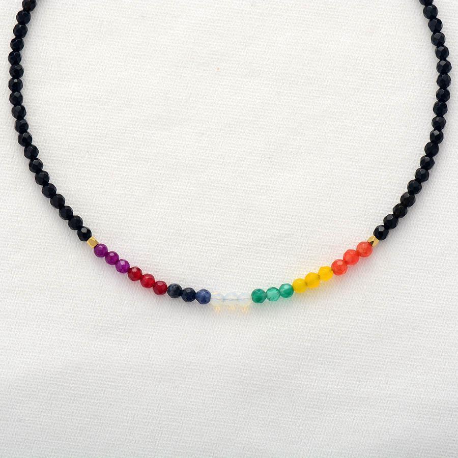 Détail des pierres du collier 7 chakras en gros plan