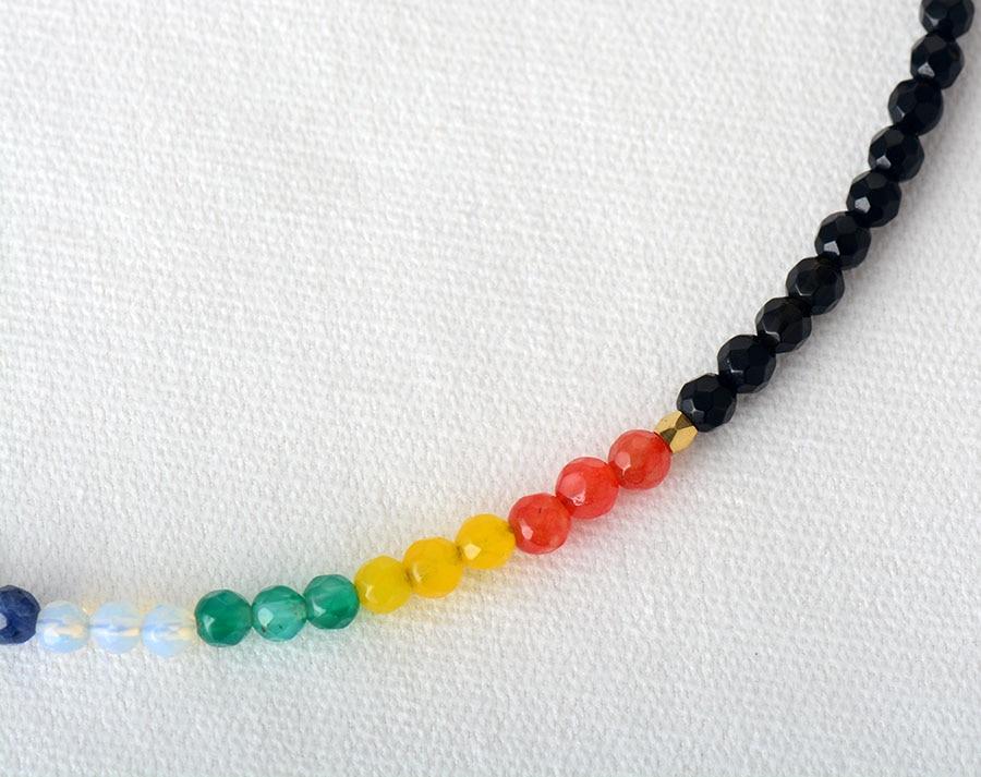 Vue latérale du collier montrant les différentes pierres