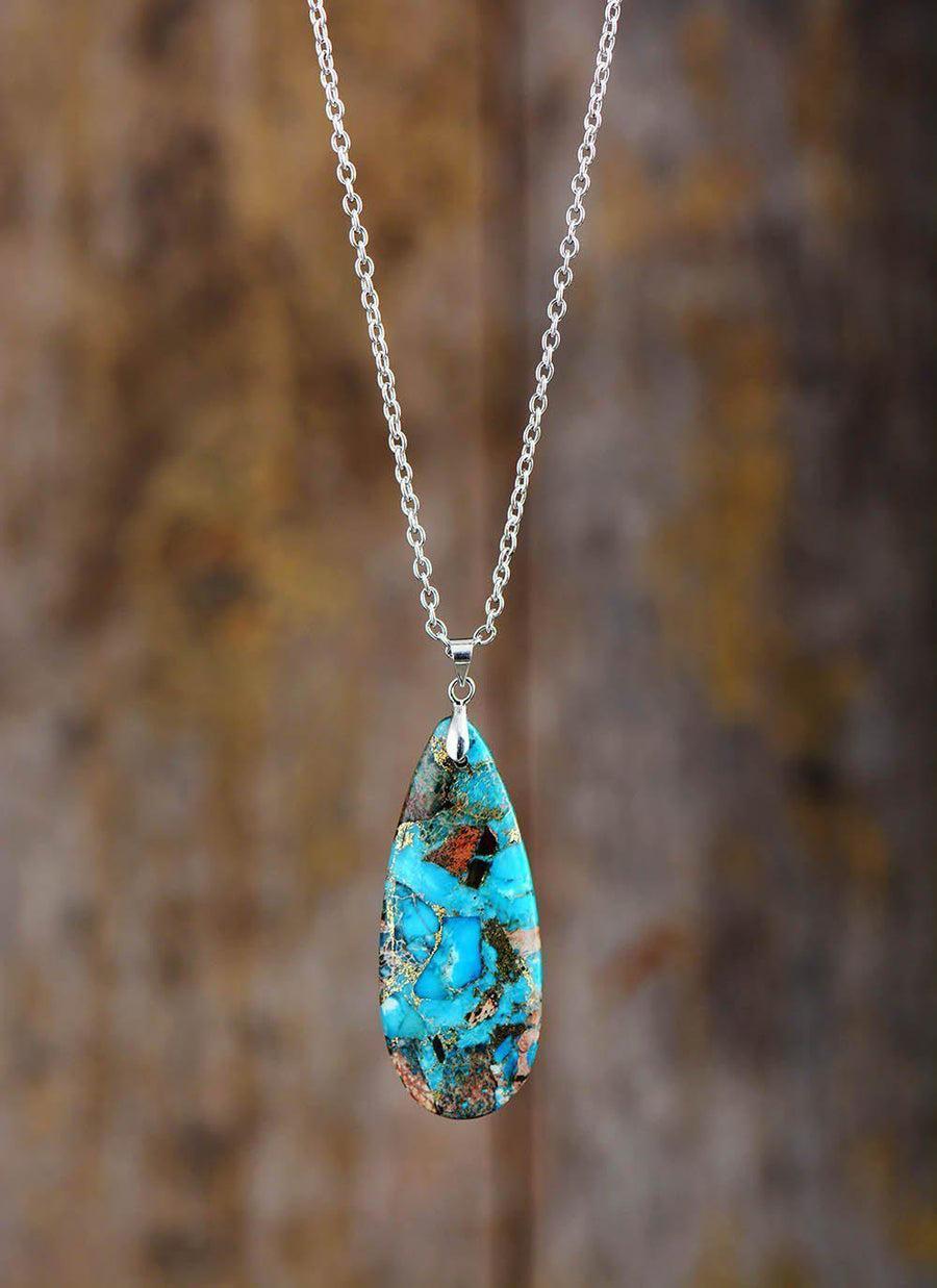 Collier en turquoise synthétique sur fond blanc