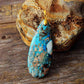 Vue latérale du collier turquoise sur fond neutre
