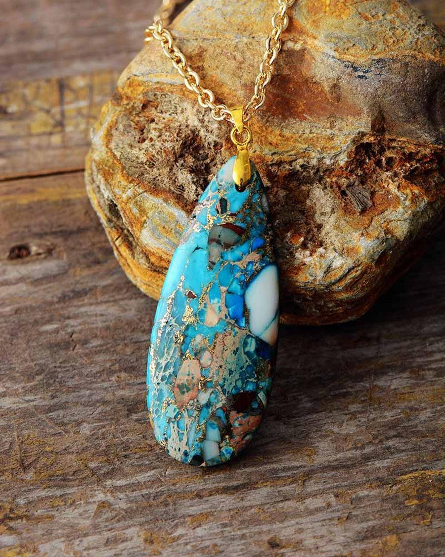 Vue latérale du collier turquoise sur fond neutre