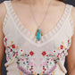 Détail du fermoir du collier en turquoise synthétique