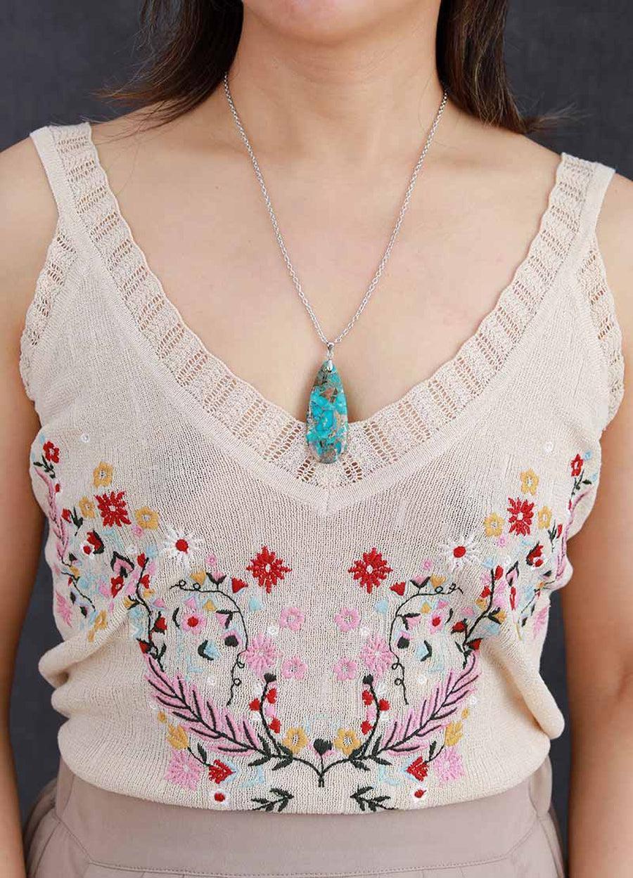 Détail du fermoir du collier en turquoise synthétique