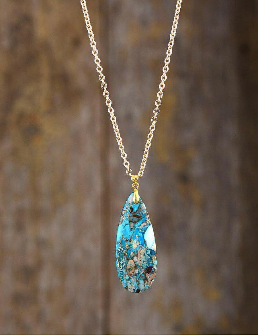 Chaîne argentée avec pendentif turquoise en gros plan