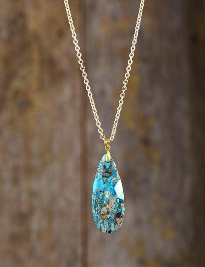 Chaîne argentée avec pendentif turquoise en gros plan