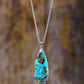 Collier turquoise posé sur une surface en bois clair