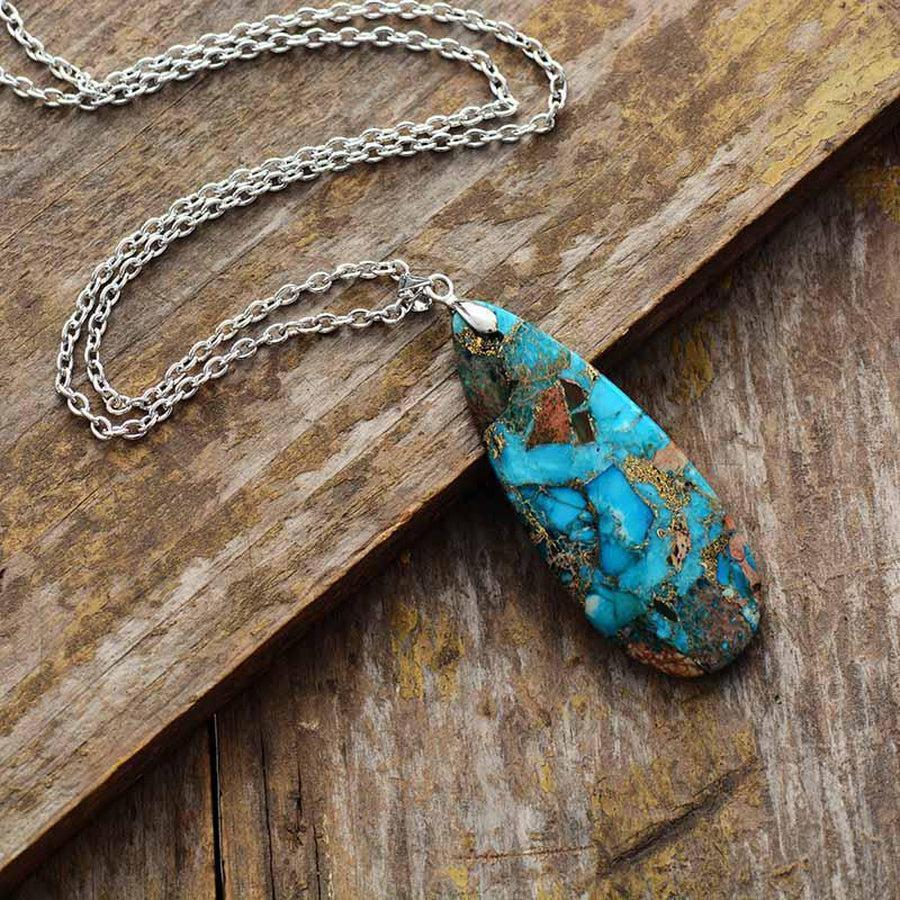 Collier turquoise synthétique présenté sur un support