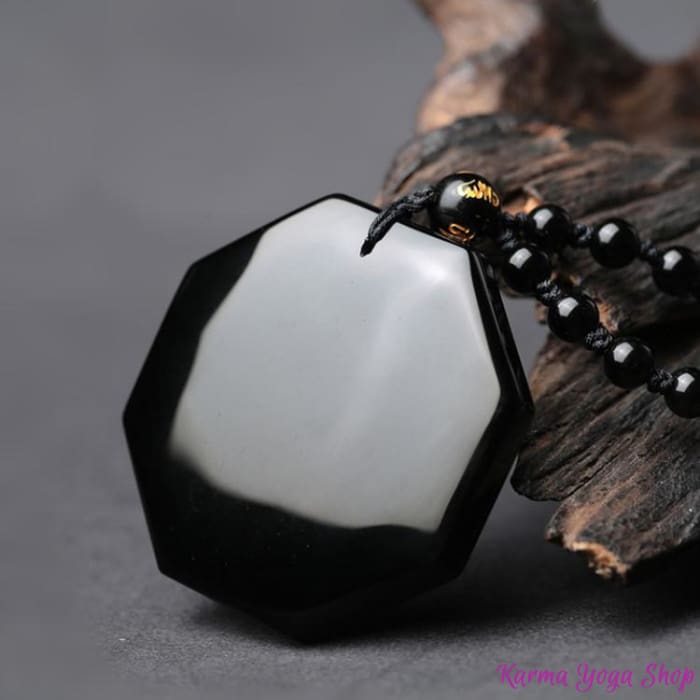 Gros plan sur le pendentif Yin Yang en obsidienne noire