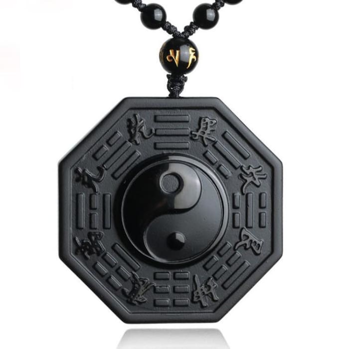 Collier obsidienne noire montrant les trigrammes et symboles taoïstes