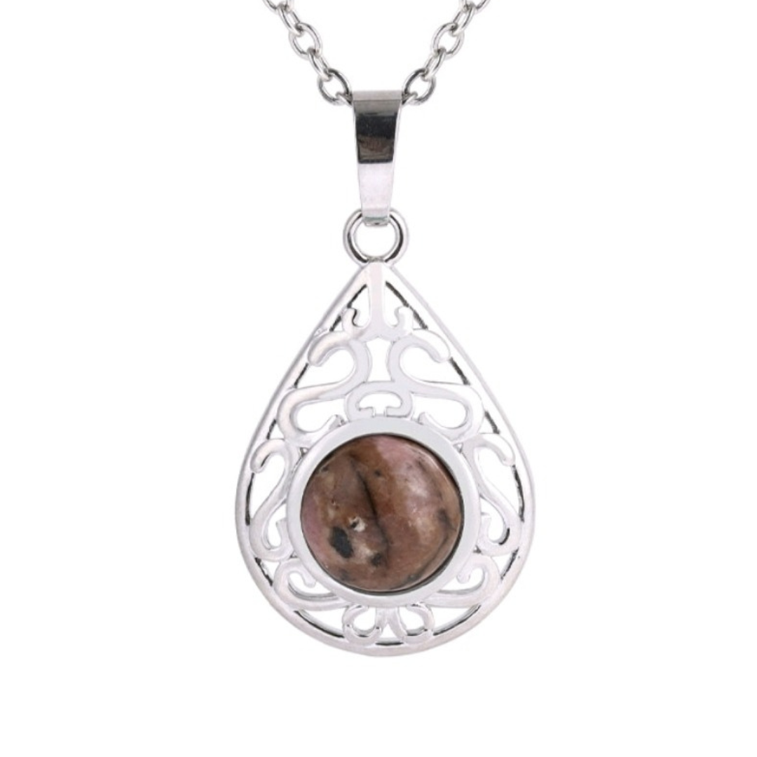 Détail du collier avec pierre howlite apaisante