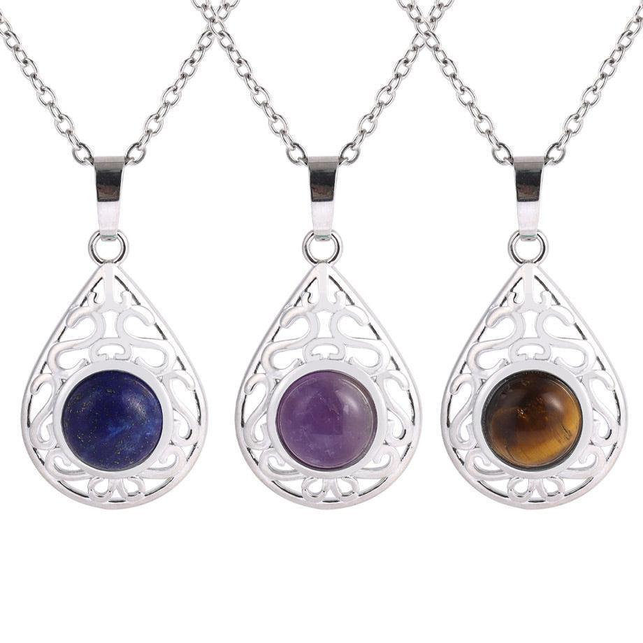 Vue rapprochée du collier avec pierre de quartz rose