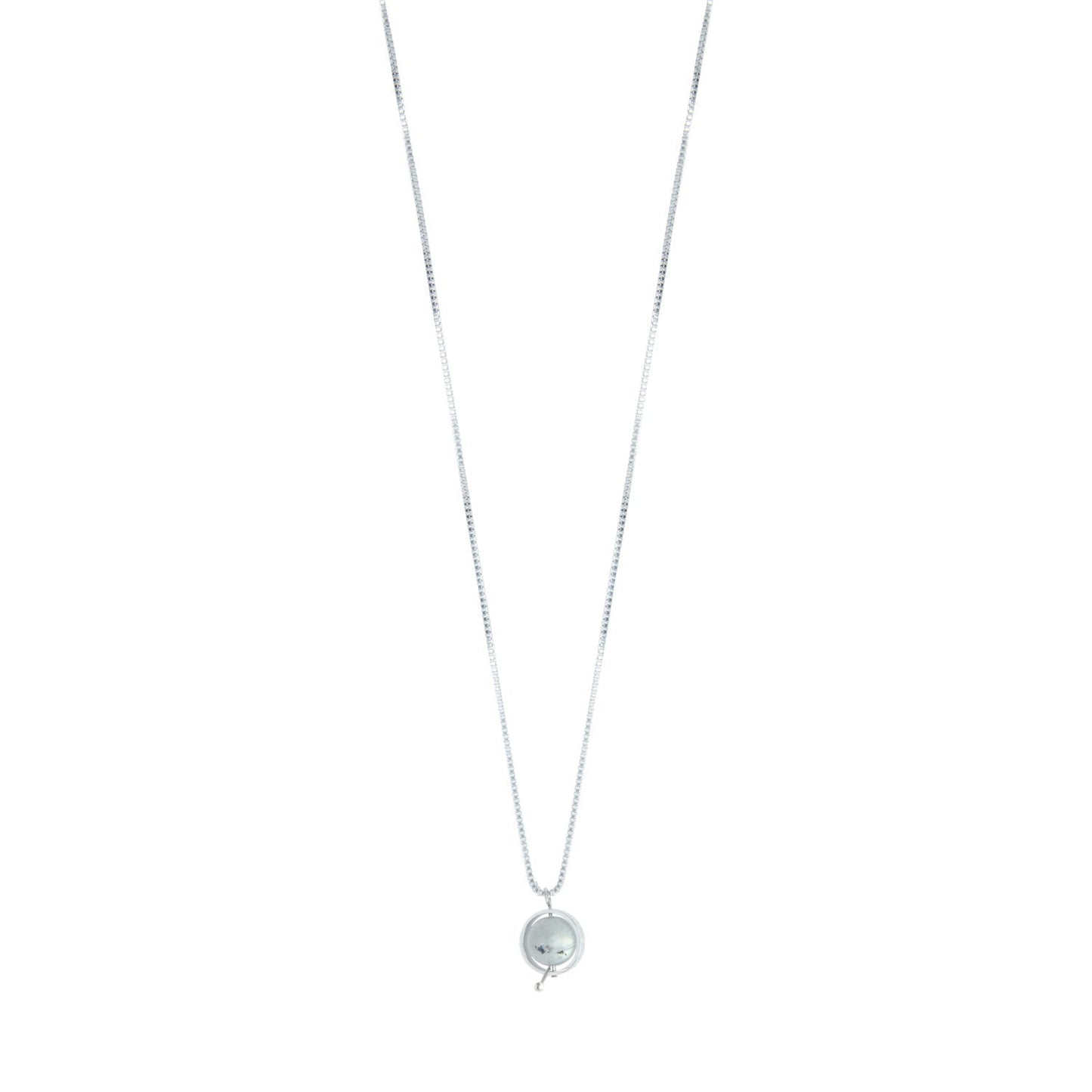 Vue rapprochée du pendentif en labradorite