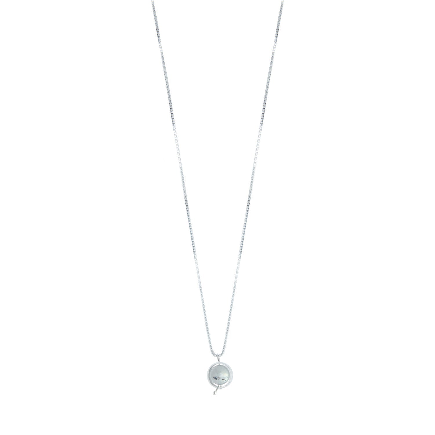 Vue rapprochée du pendentif en labradorite