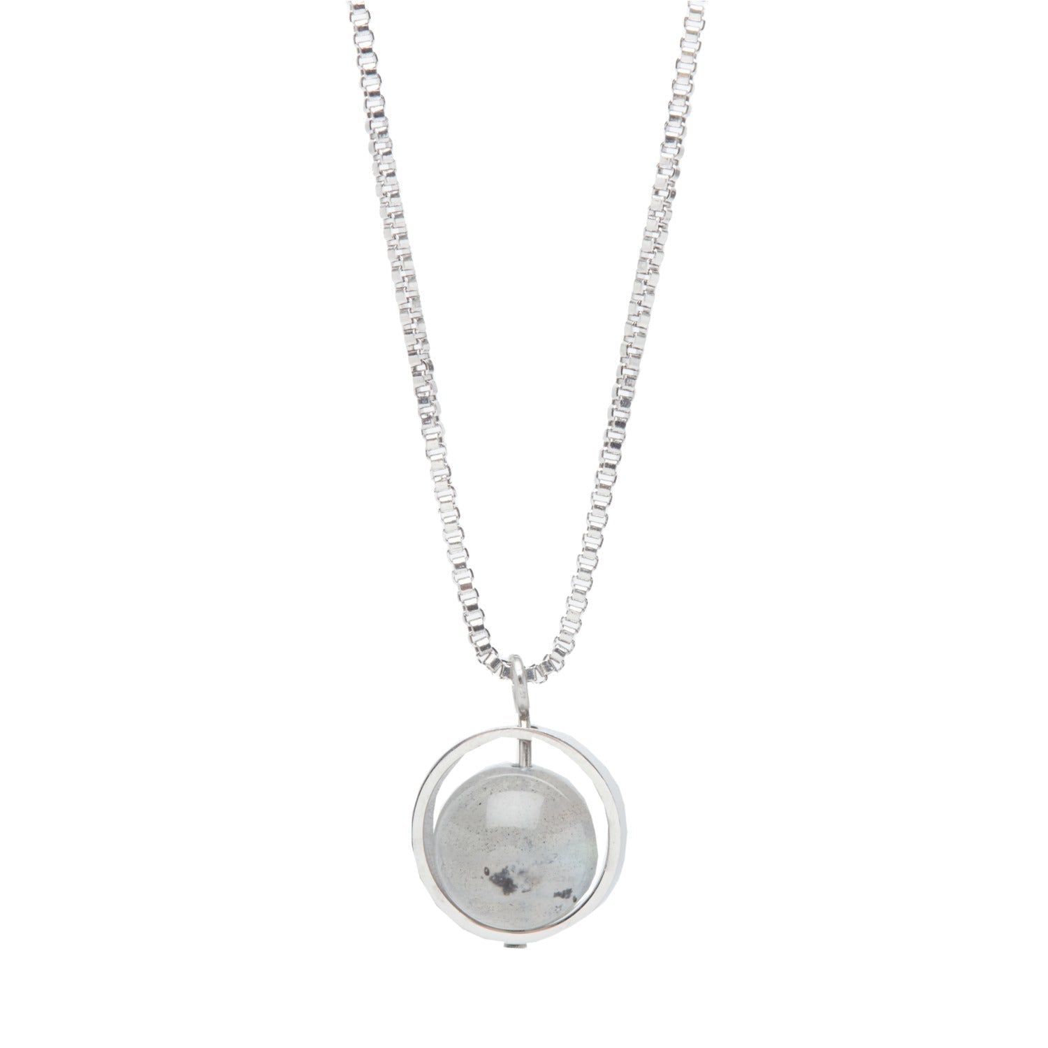 Collier protecteur en labradorite sur fond neutre