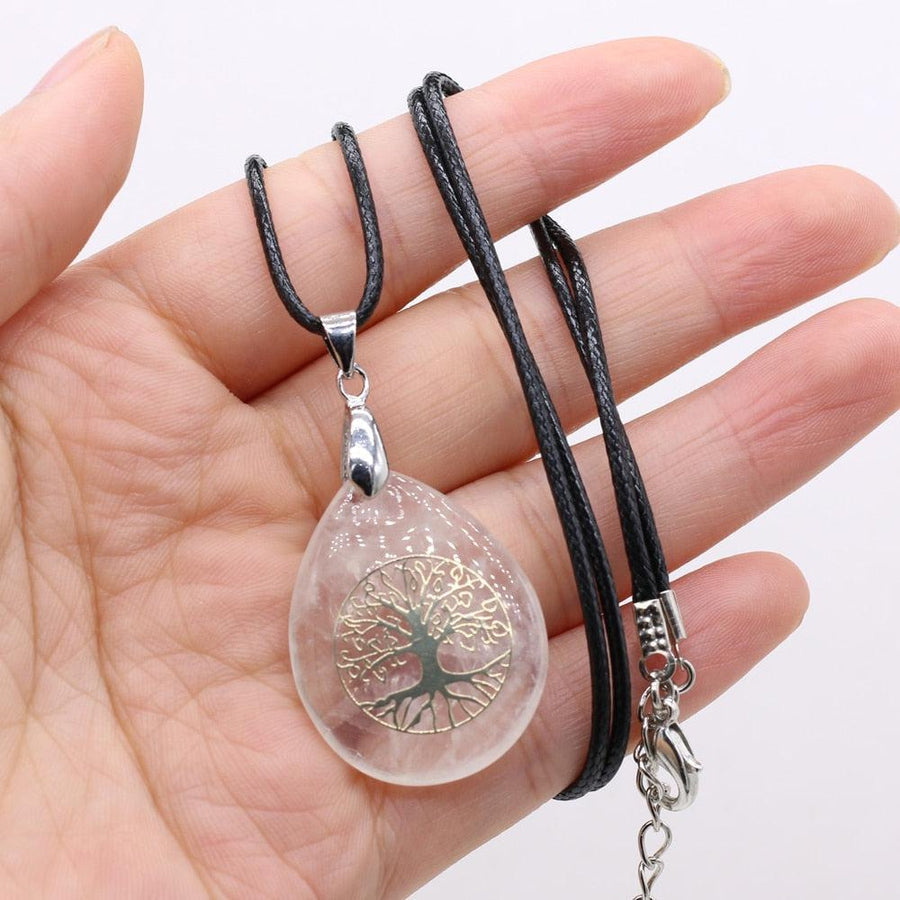 Vue d'ensemble du collier arbre de vie sur fond clair