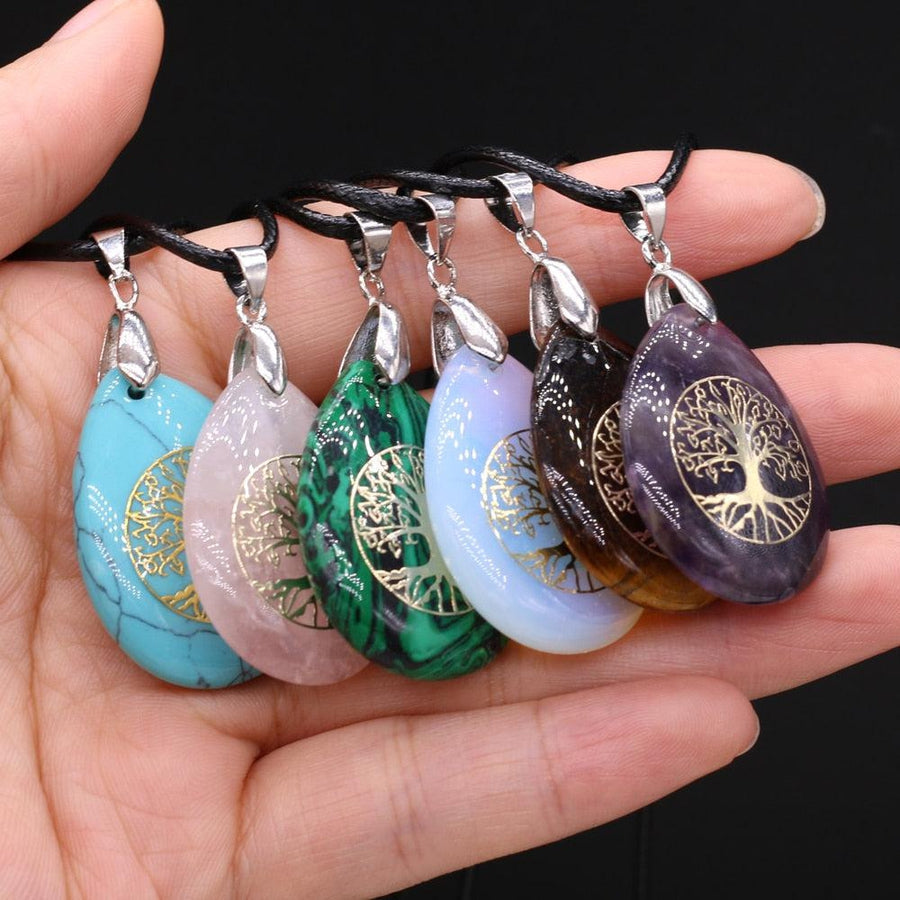 Collier arbre de vie en améthyste sur fond blanc