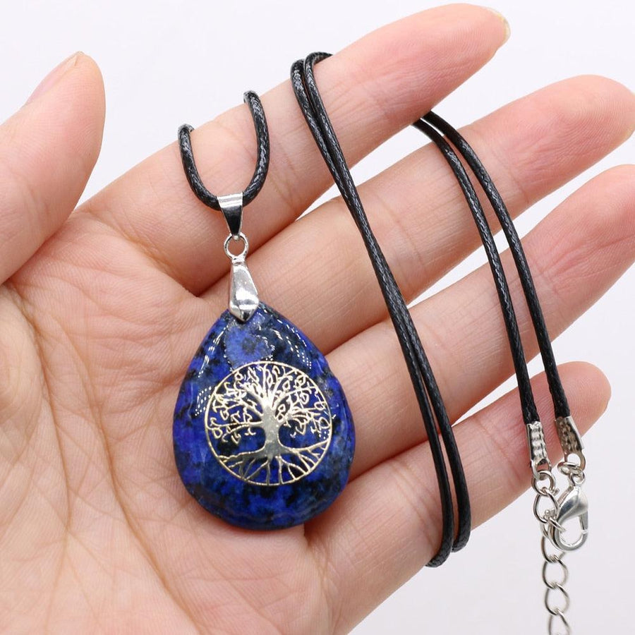 Collier arbre de vie en lapis lazuli sur tissu noir
