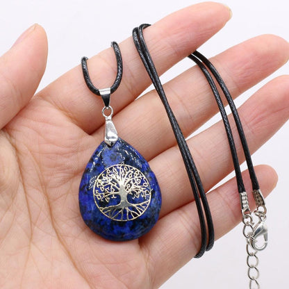 Collier arbre de vie en lapis lazuli sur tissu noir