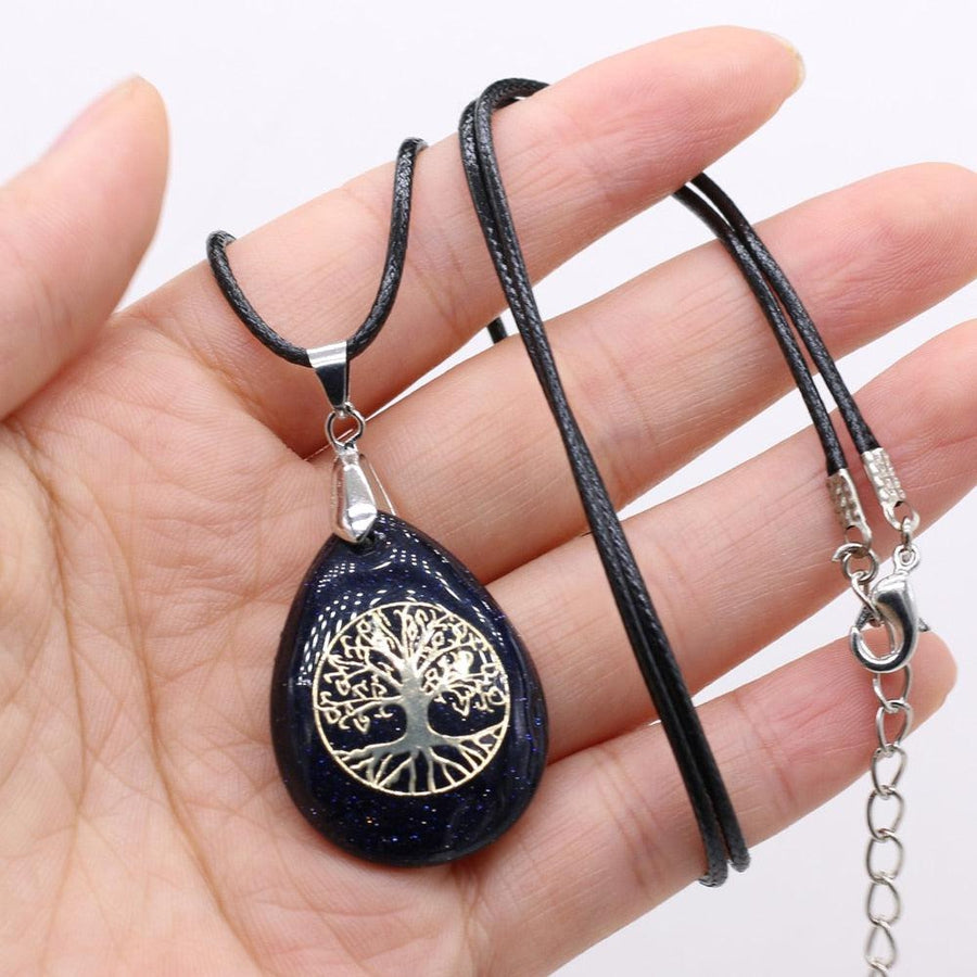 Détail du cordon tressé noir ajustable du collier