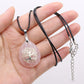 Vue de profil du pendentif arbre de vie en quartz blanc
