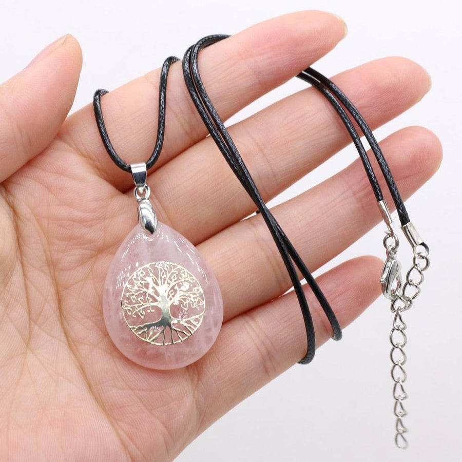 Vue de profil du pendentif arbre de vie en quartz blanc