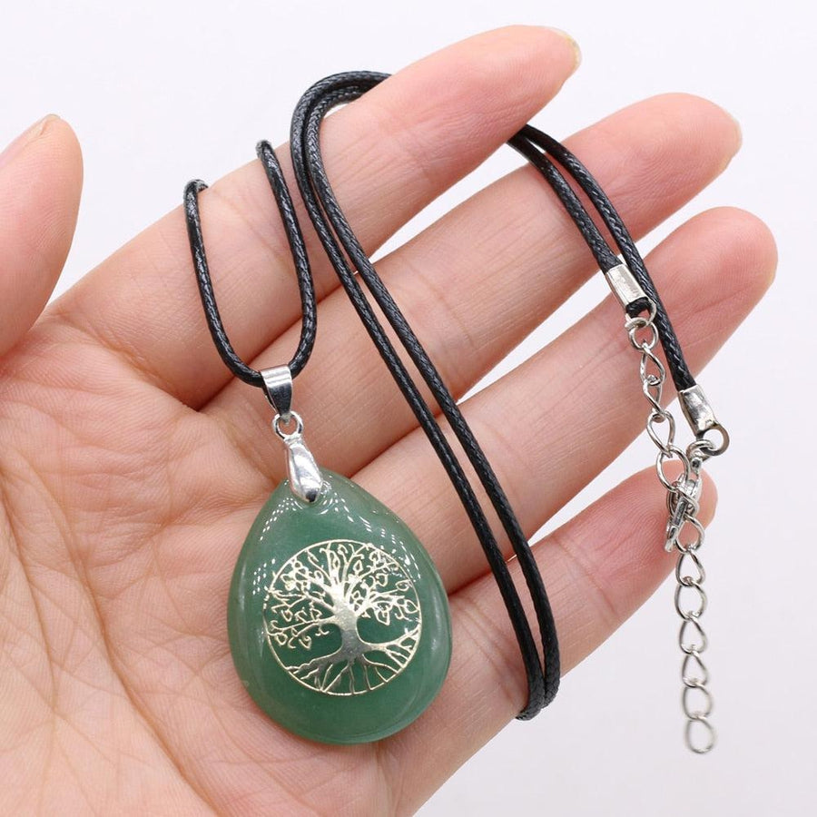 Collier arbre de vie en œil de tigre brun sur fond neutre