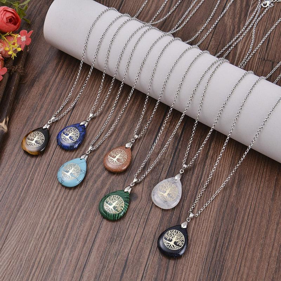 Vue rapprochée du pendentif arbre de vie en malachite
