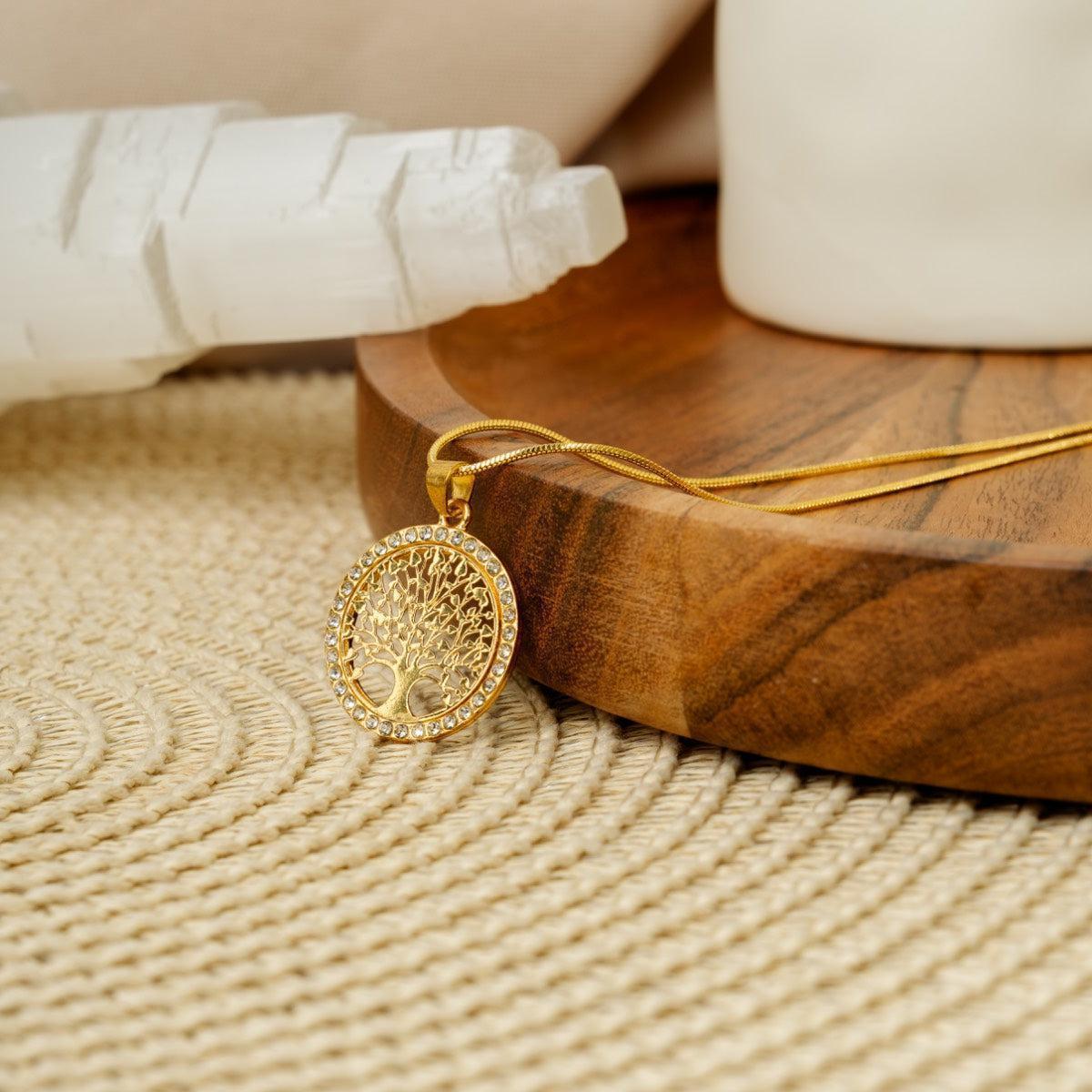 Vue latérale du collier avec chaîne serpent